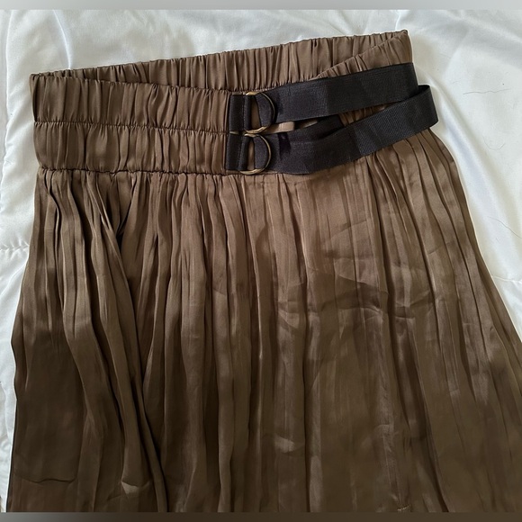 Elegant Brown Pleated Skirt - Picture 4 of 5